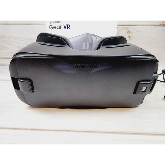 Samsung Gear VR Powered by Oculus SM-R323 Virtual Reality Headset - Picture 3 of 15